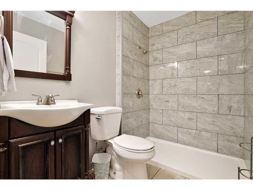 4851 56 Avenue, Innisfail, AB - Indoor Photo Showing Bathroom