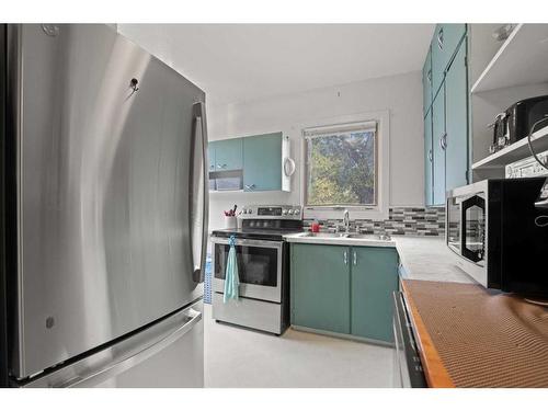 29 Jarvis Bay Drive, Jarvis Bay, AB - Indoor Photo Showing Kitchen With Stainless Steel Kitchen