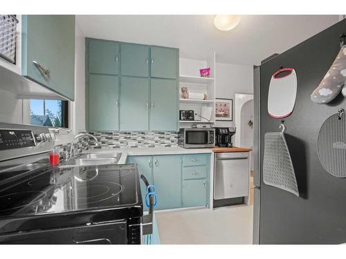 29 Jarvis Bay Drive, Jarvis Bay, AB - Indoor Photo Showing Kitchen With Double Sink