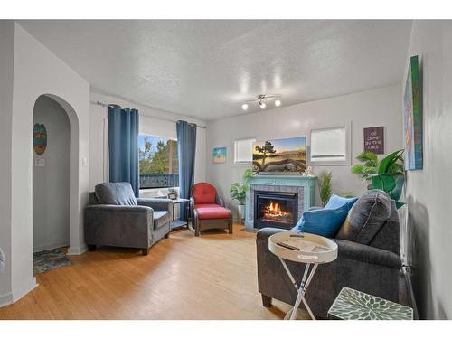 29 Jarvis Bay Drive, Jarvis Bay, AB - Indoor Photo Showing Living Room With Fireplace