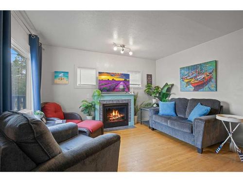 29 Jarvis Bay Drive, Jarvis Bay, AB - Indoor Photo Showing Living Room With Fireplace