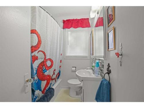 29 Jarvis Bay Drive, Jarvis Bay, AB - Indoor Photo Showing Bathroom