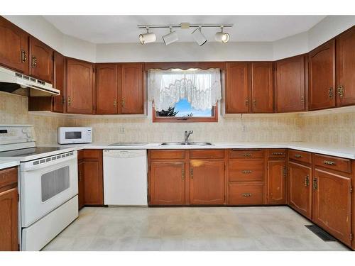 38036 Highway 850, Rural Stettler No. 6, County Of, AB - Indoor Photo Showing Kitchen With Double Sink