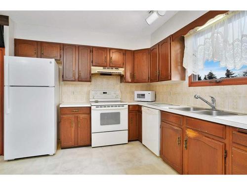 38036 Highway 850, Rural Stettler No. 6, County Of, AB - Indoor Photo Showing Kitchen With Double Sink