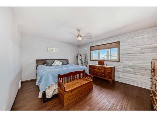 5 Laurel Close, Sylvan Lake, AB - Indoor Photo Showing Bedroom