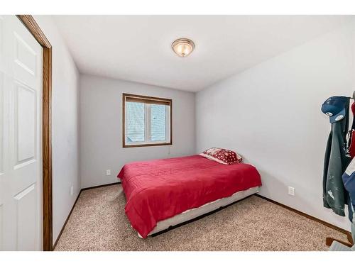 5 Laurel Close, Sylvan Lake, AB - Indoor Photo Showing Bedroom