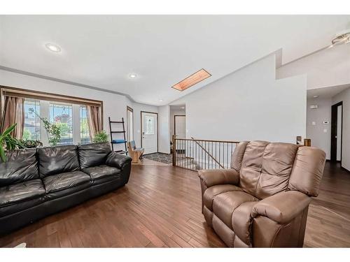 5 Laurel Close, Sylvan Lake, AB - Indoor Photo Showing Living Room