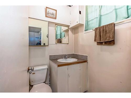 3952 52 Avenue, Red Deer, AB - Indoor Photo Showing Bathroom