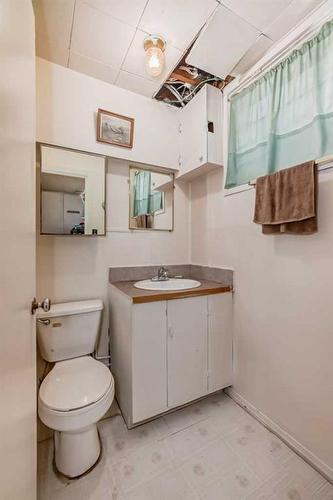 3952 52 Avenue, Red Deer, AB - Indoor Photo Showing Bathroom