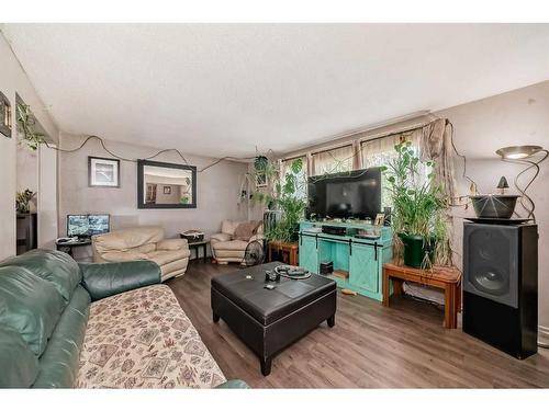 3952 52 Avenue, Red Deer, AB - Indoor Photo Showing Living Room