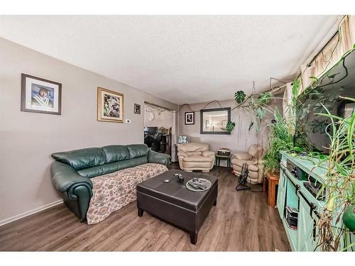 3952 52 Avenue, Red Deer, AB - Indoor Photo Showing Living Room