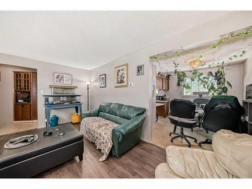 3952 52 Avenue, Red Deer, AB - Indoor Photo Showing Living Room