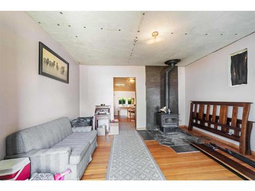 4931 49 Street, Lougheed, AB - Indoor Photo Showing Living Room