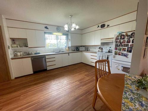 5025 46 Street, Daysland, AB - Indoor Photo Showing Kitchen