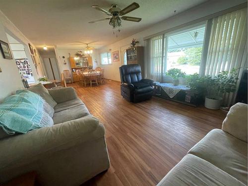 5025 46 Street, Daysland, AB - Indoor Photo Showing Living Room