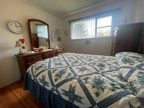 5025 46 Street, Daysland, AB - Indoor Photo Showing Bedroom