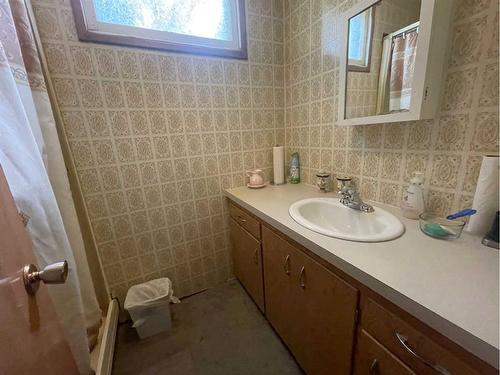 5025 46 Street, Daysland, AB - Indoor Photo Showing Bathroom