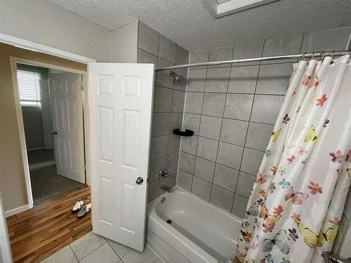 1092 Berkley Drive Nw, Calgary, AB - Indoor Photo Showing Bathroom