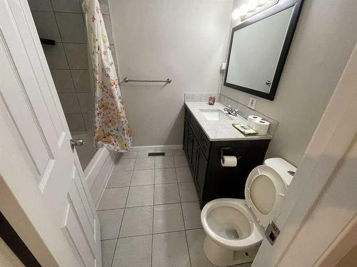 1092 Berkley Drive Nw, Calgary, AB - Indoor Photo Showing Bathroom