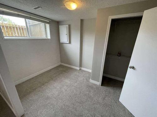 1092 Berkley Drive Nw, Calgary, AB - Indoor Photo Showing Other Room