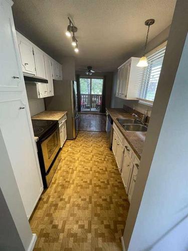 1092 Berkley Drive Nw, Calgary, AB - Indoor Photo Showing Kitchen With Double Sink