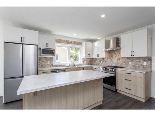 5040 56A Street, Lacombe, AB - Indoor Photo Showing Kitchen With Upgraded Kitchen