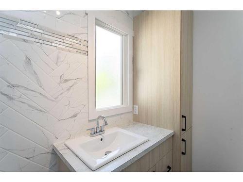 5040 56A Street, Lacombe, AB - Indoor Photo Showing Bathroom