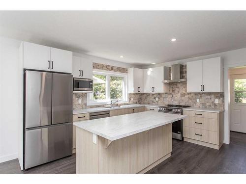 5040 56A Street, Lacombe, AB - Indoor Photo Showing Kitchen With Upgraded Kitchen