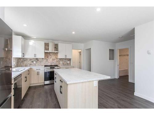 5040 56A Street, Lacombe, AB - Indoor Photo Showing Kitchen With Upgraded Kitchen