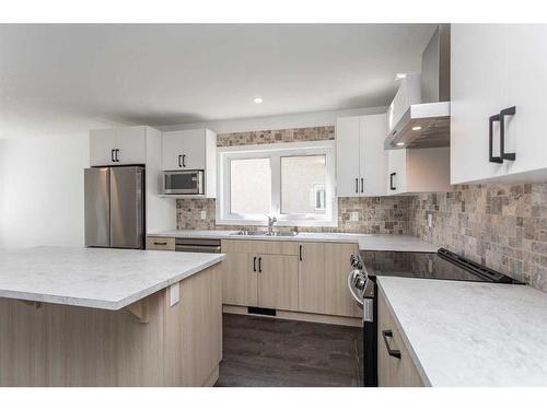 5040 56A Street, Lacombe, AB - Indoor Photo Showing Kitchen With Double Sink With Upgraded Kitchen