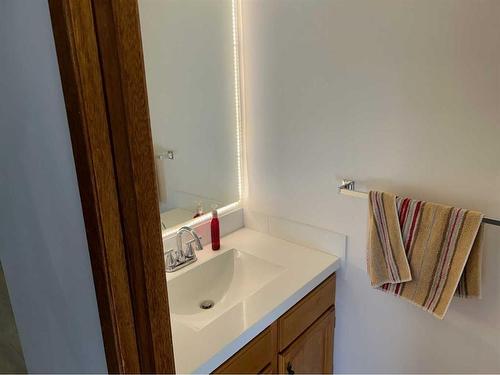 7 Cole Street, Red Deer, AB - Indoor Photo Showing Bathroom