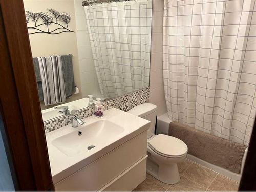 7 Cole Street, Red Deer, AB - Indoor Photo Showing Bathroom