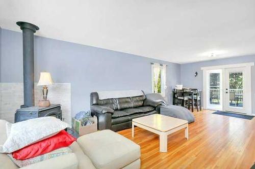 3515 45 Avenue, Red Deer, AB - Indoor Photo Showing Living Room