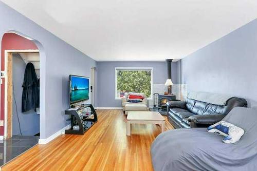 3515 45 Avenue, Red Deer, AB - Indoor Photo Showing Living Room