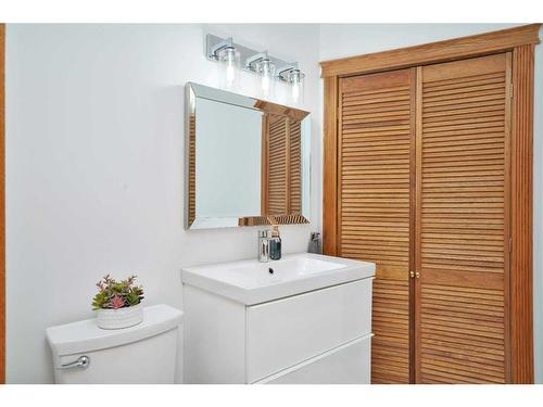 15 Rustic Crescent, Norglenwold, AB - Indoor Photo Showing Bathroom