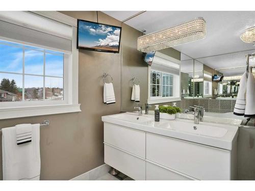 15 Rustic Crescent, Norglenwold, AB - Indoor Photo Showing Bathroom