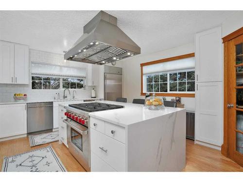 15 Rustic Crescent, Norglenwold, AB - Indoor Photo Showing Kitchen