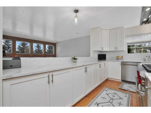 15 Rustic Crescent, Norglenwold, AB - Indoor Photo Showing Kitchen