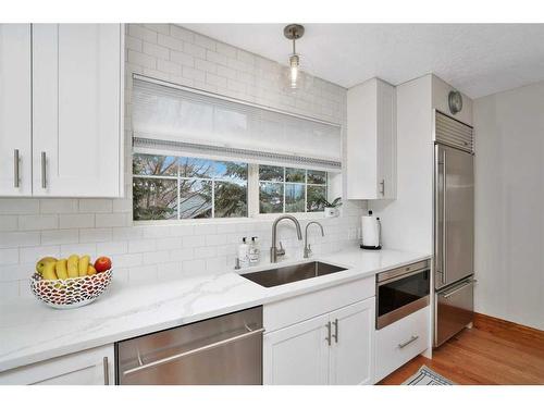 15 Rustic Crescent, Norglenwold, AB - Indoor Photo Showing Kitchen With Upgraded Kitchen