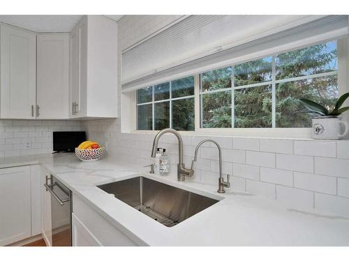 15 Rustic Crescent, Norglenwold, AB - Indoor Photo Showing Kitchen With Upgraded Kitchen