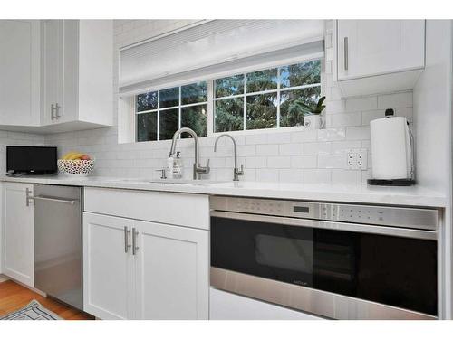 15 Rustic Crescent, Norglenwold, AB - Indoor Photo Showing Kitchen