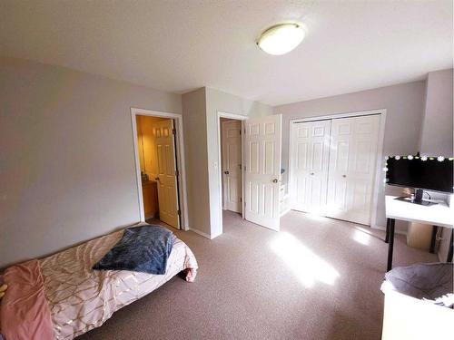 68-369 Inglewood Drive, Red Deer, AB - Indoor Photo Showing Bedroom