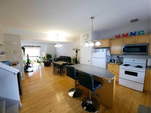 68-369 Inglewood Drive, Red Deer, AB - Indoor Photo Showing Kitchen