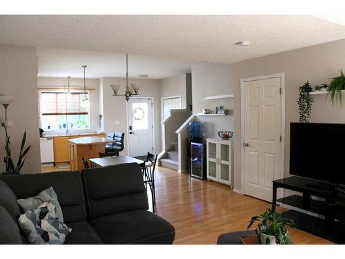 68-369 Inglewood Drive, Red Deer, AB - Indoor Photo Showing Living Room