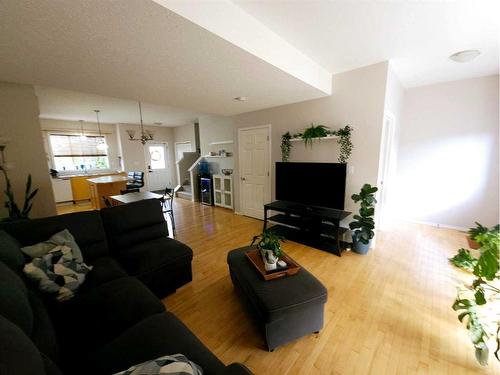 68-369 Inglewood Drive, Red Deer, AB - Indoor Photo Showing Living Room