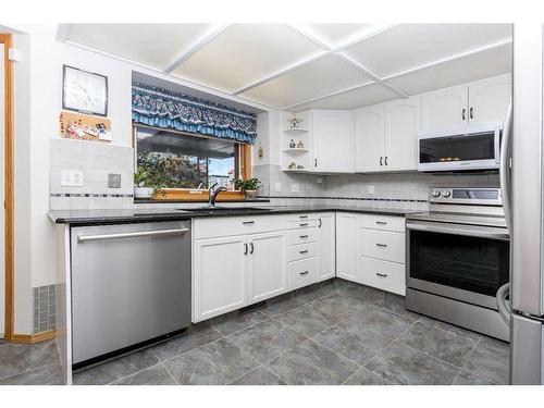 9 Dandell Close, Red Deer, AB - Indoor Photo Showing Kitchen