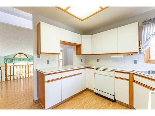 4907 53 Street, Stettler, AB - Indoor Photo Showing Kitchen