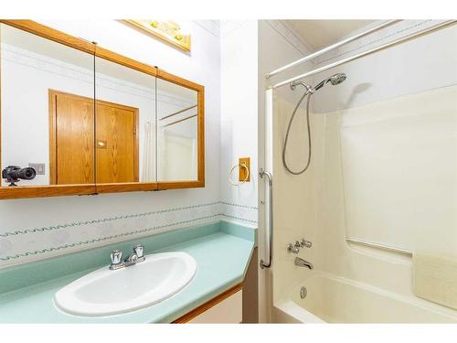 4907 53 Street, Stettler, AB - Indoor Photo Showing Bathroom