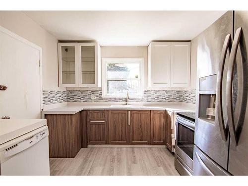 4606 41 Avenue, Red Deer, AB - Indoor Photo Showing Kitchen