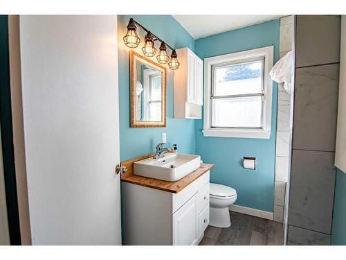 4606 41 Avenue, Red Deer, AB - Indoor Photo Showing Bathroom